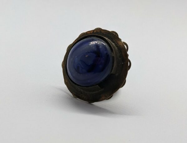 Ring  (ijzer met blauwe steen)